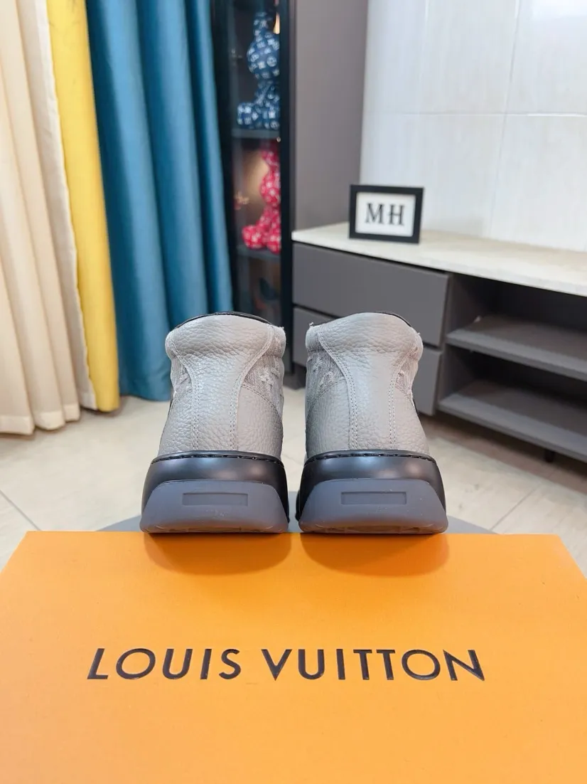 Men's shoes 💰438🌹🌹【LOUIS VUITTON】Same style on Louis Vuitton* official website🚹Men's high-top casual shoes❤️Same style as popular celebrities and big names ~ Best-selling at home and abroad Lv focuses on the checkerboard series...Imported first-layer cowhide with special fabrics➕Full sheep leather lining➕Brand-specific hollow outsole💎Produced by OEM The highest version🔍🔍Number of codes: 38-44,